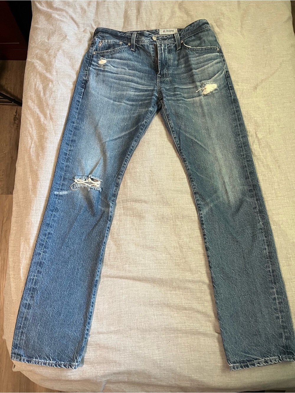 Men's AG ‘The Graduate’ tailored leg jeans. 31x32. Worn once. Paid $200.